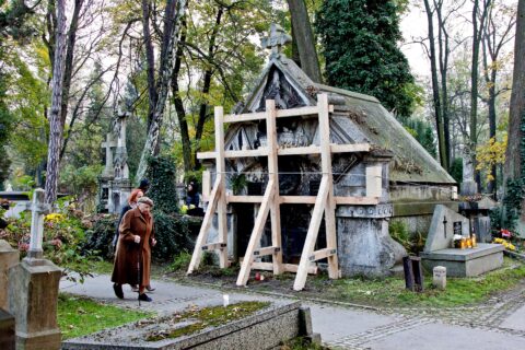Zabytkowy Cmentarz w Krakowie - narodowa nekropolia Kraków na cmentarzu mitów