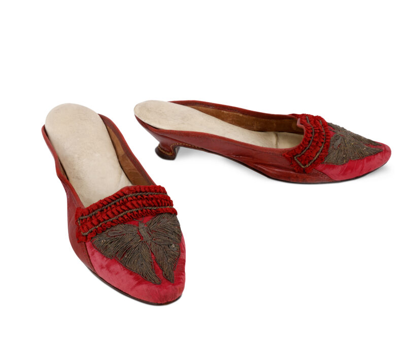 TO_NIE_BAJKA1 Mulety - damskie pantofelki z odkryta piętą, na niewysokim obcasie, wykonane z jedwabiu haftowanego złotą nicią. Powstały w Europie Zachodniej ok. 1780–1790 r.