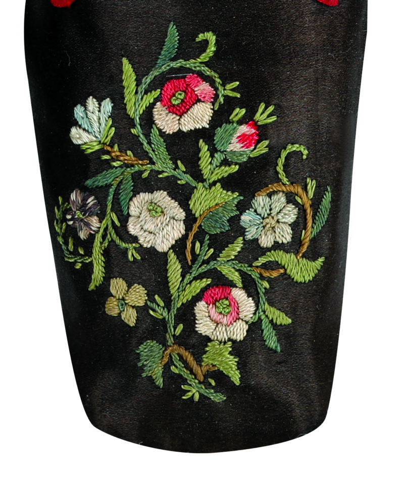 TO_NIE_BAJKA2 Czzubek pantofla dekorowanego barwnym haftem roślinnym, atłas jedwabny, skóra, Francja, ok. 1830 r.Pantofle dekorowane barwnym haftem roślinnym, atłas jedwabny, skóra, Francja, ok. 1830 r.