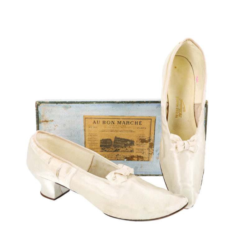 TO_NIE_BAJKA3 Czółenka ślubne na niewysokim obcasie - w typie Ludwika XV. Wykonane z jasnej satyny jedwabnej, koźlęcej skórki. Podeszwa skórzana. Dołączony oryginalny kartonik. Francja, dom mody Au Bon Marche, ok. 1900 r.