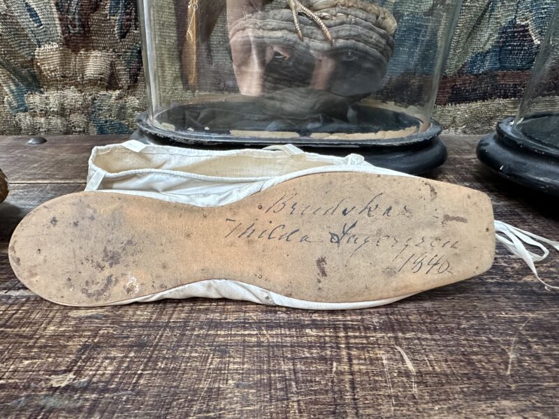 TO_NIE_BAJKA4 Baleriny - pantofle ślubne na płaskiej, skórzanej podeszwie. Wykonane z jasnej satyny jedwabnej i koźlęcej skórki. Europa Zachodnia,1840 r.