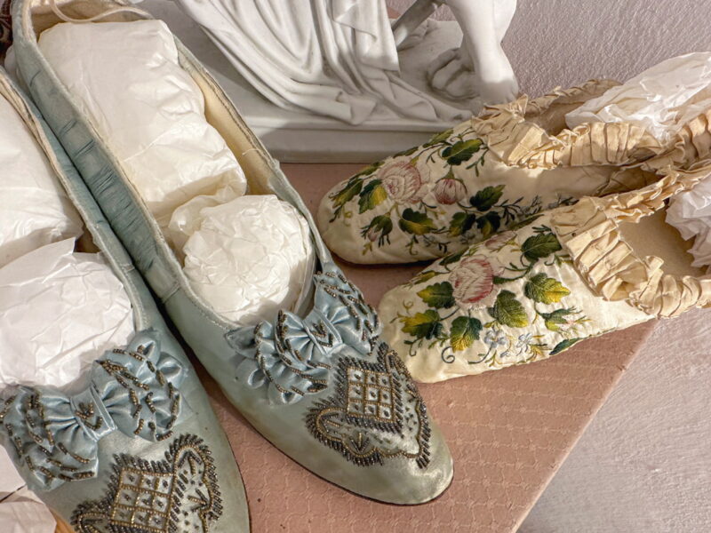 wererefer Czółenka damskie haftowane stalowymi i mosiężnymi koralikami, wykonane z satyna jedwabna i koźlęcej skórki (Francja, Cordonnerie du Chat Noir, ok. 1890 r.) i pantofle z płytkim zapiętkiem, wykonane z jedwabiu i koźlęcej skórki, haftowane barwnymi nićmi jedwabnymi (Europa Zachodnia, 1850–1860 r.)