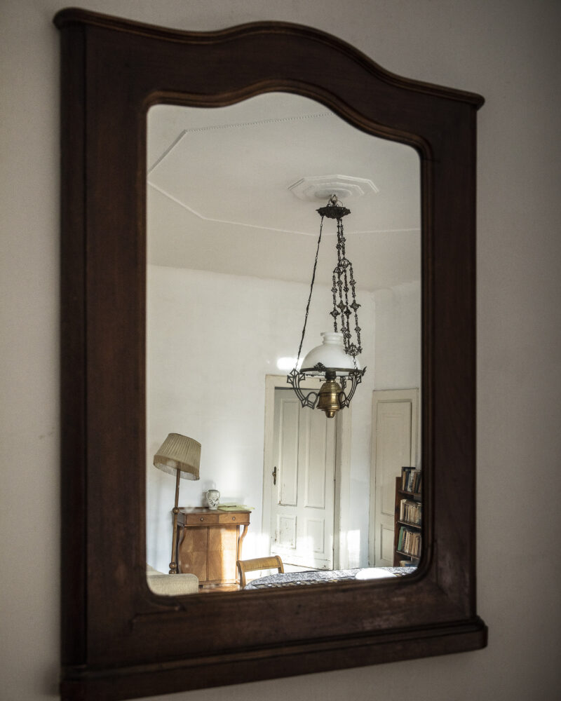 Oryginalny żyrandol z salonu na parterze, przechowany podczas wojny przez ogrodnika