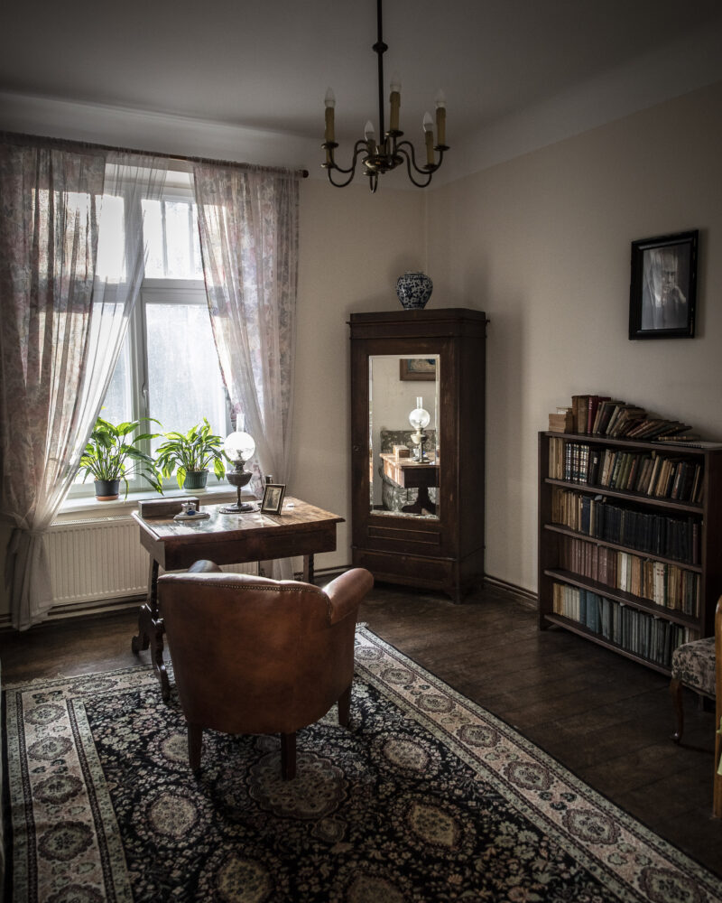 Pokój pisarza na piętrze. Meble przetrwały dzięki ogrodnikowi, który schował je przed Niemcami