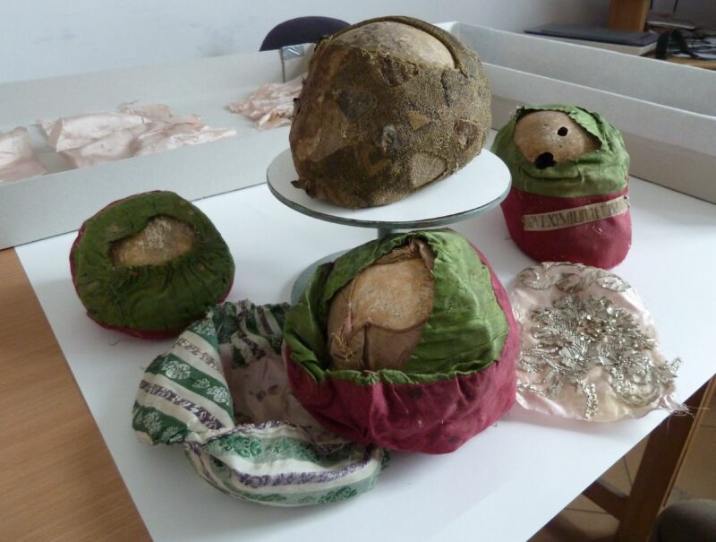 6 Relikwie podczas badań w Katedrze Konserwacji i Restauracji Tkanin Zabytkowych ASP w Warszawie. Widoczne trzy warstwy tkanin: z XIII w., pocz. XVI w. i poł. XIX w.