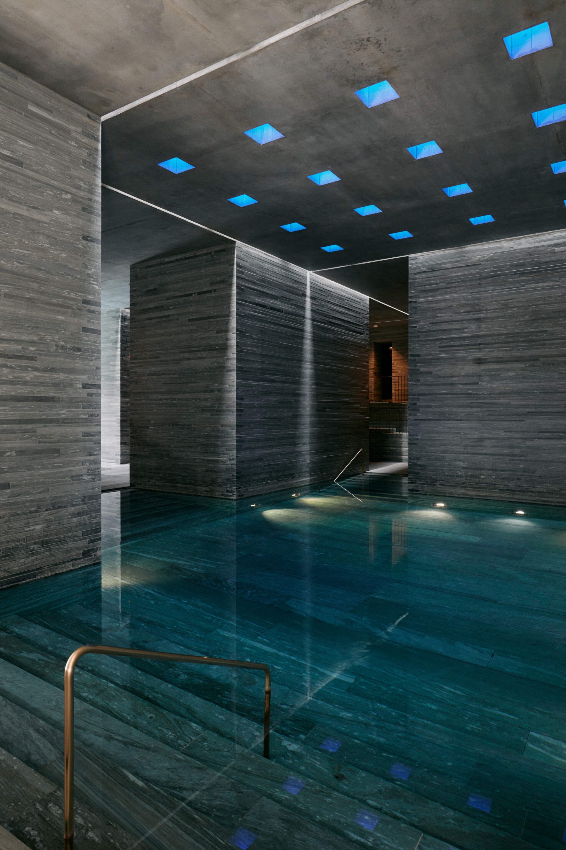 7132-therme-indoor-7132-hotel-julien-balmer-kopia Termy według projektu Petera Zumthora w Vals, w Szwajcarii