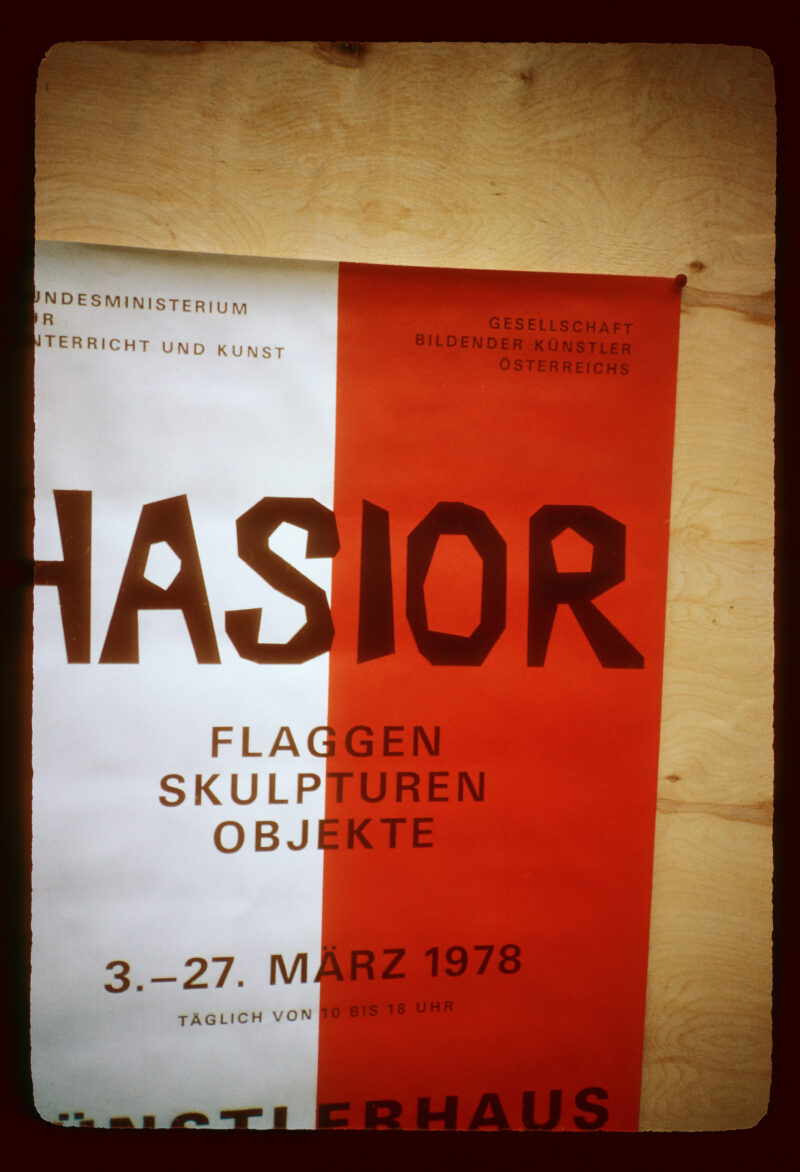 Władysław Hasior, „Notatnik fotograficzny” z około 1965–1998 roku, z serii „Sztandary i plakaty”. Na plakacie biało-czerwonym napis główny "Hasior", pod nim napis po niemiecku "Flaggen skulpturen objekte" data niżej "3.-27. März 1978".