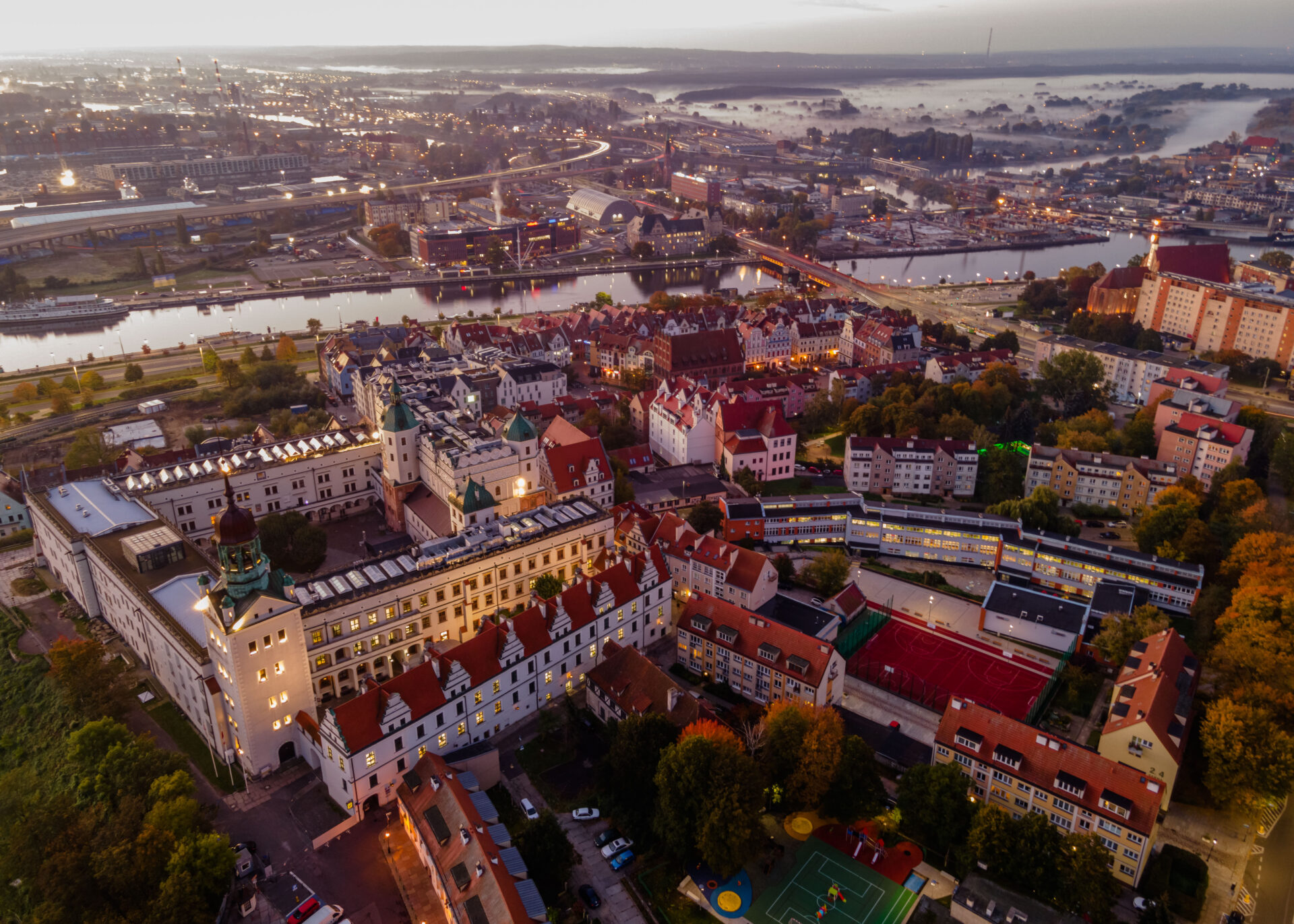 Panorama Szczecina o swicie Centrum Szczecina z zamkiem