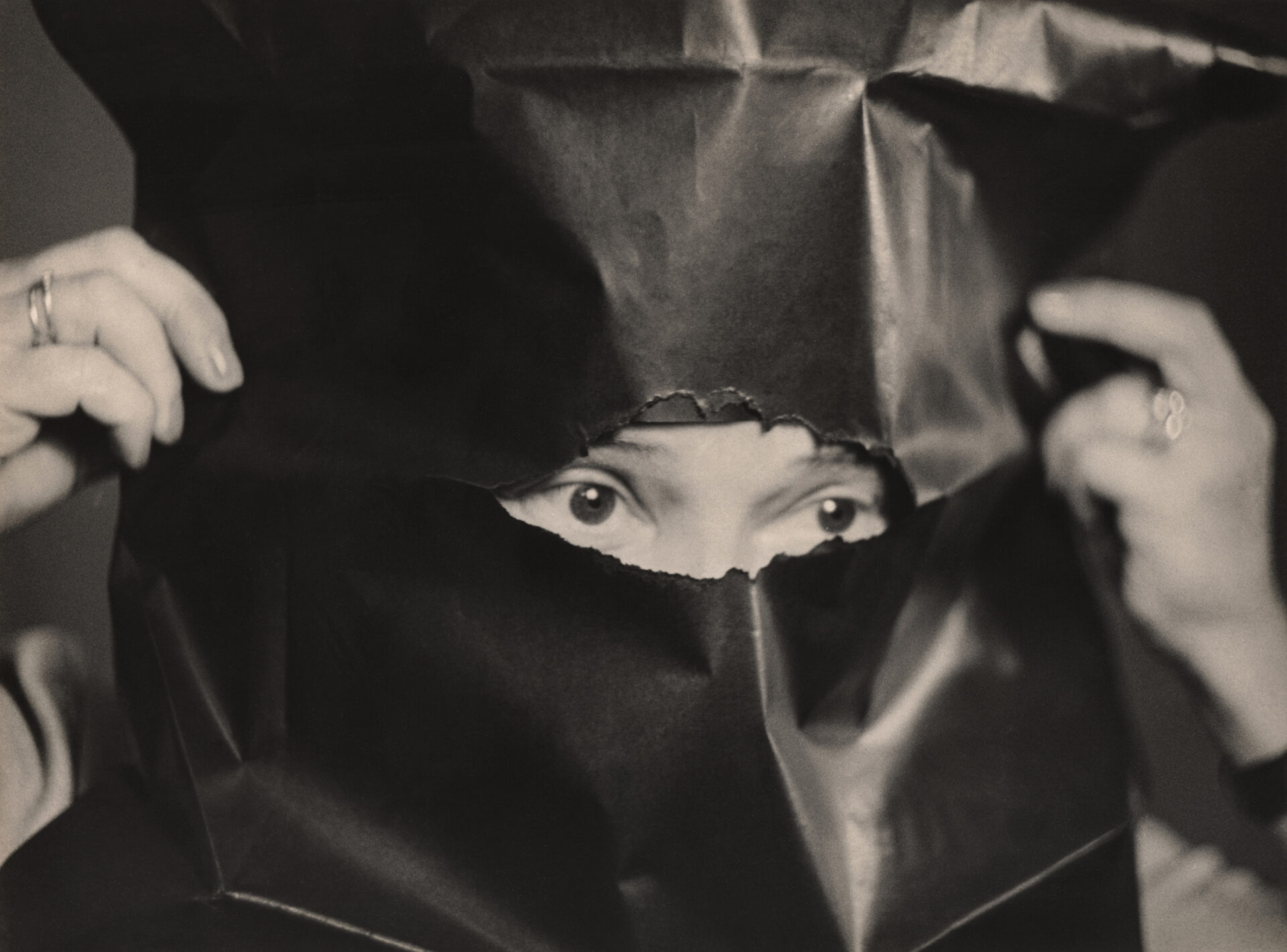 Fot. nieznany, Zofia Rydet – portret z zasłonieta twarza, lata 50 XX wieku, z archiwum Fundacji im. Zofii Rydet___zmniejszone W cieniu surrealistycznego snu. Zofia Rydet w MuFo