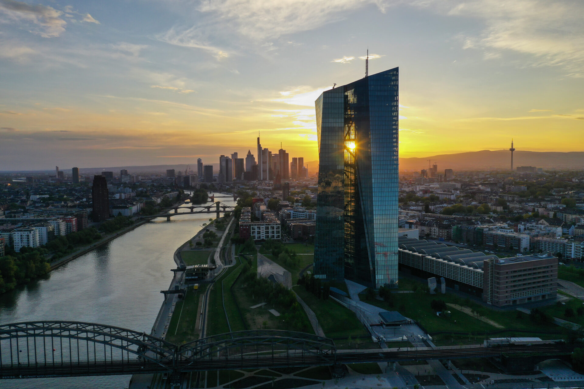 Euro Bears Push Back Ahead Of ECB Virtual Rate Announcement Frankfurt nad Menem