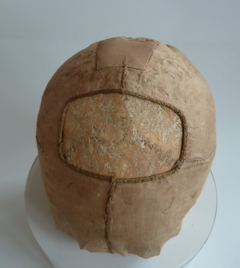 il. 6 Relikwia głowy, okryta XIII-wieczną tkaniną jedwabną z odsłonięciem fragmentu czaszki, pochodząca ze skrzynki relikwiarzowej z ołtarza w. Urszuli, 1721 r.