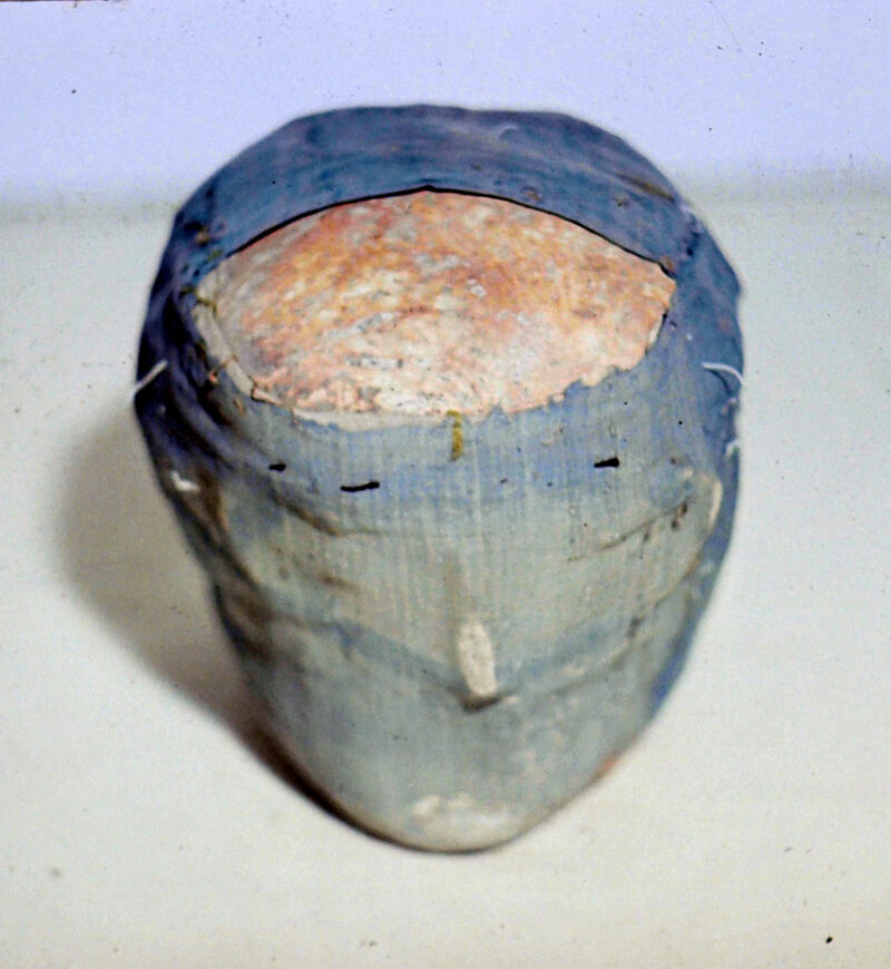 OLYMPUS DIGITAL CAMERA Relikwia głowy okryta średniowiecznymi tkaninami jedwabnymi. Fotografie wykonane podczas konserwacji w latach 80. XX w. po zdjęciu dwóch warstw tkanin