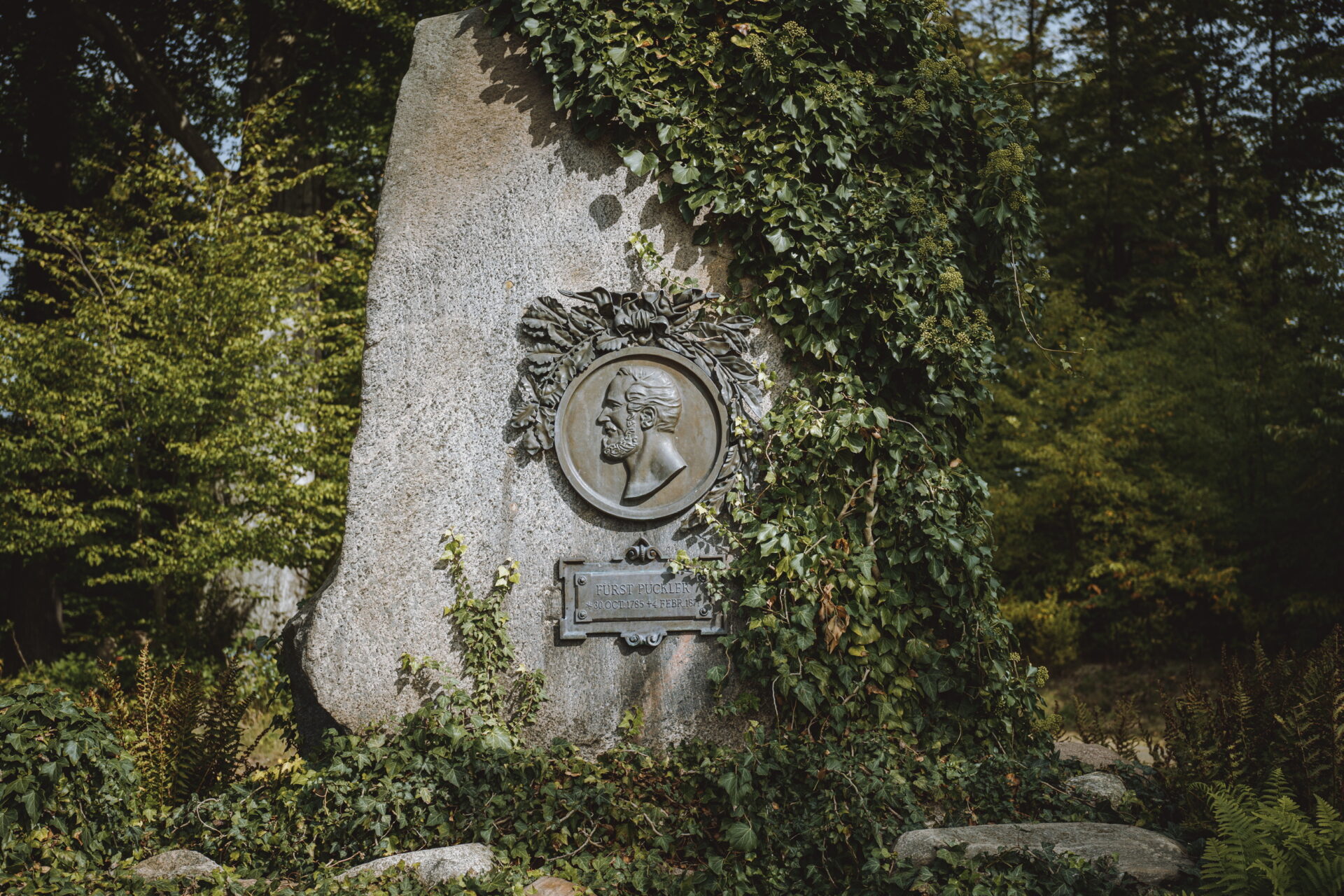 Park Mużakowski Park Mużakowski. Kamień Pücklera przy Nysie Łużyckiej