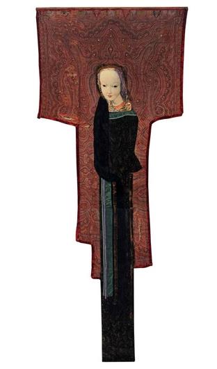 Władysław Hasior "Sztandar opiekunki" technika mieszana, tkanina z około 1974 roku. Ukazuje smukłą kobietę w ciemnej sukni.