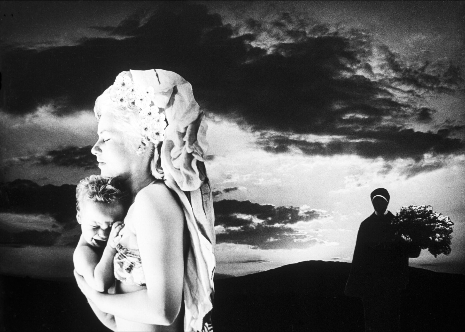Zofia Rydet, z cyklu Swiat uczuc i wyobrazni – Macierzynstwo, 1968-1975, z archiwum Fundacji im. Zofii Rydet W cieniu surrealistycznego snu. Zofia Rydet w MuFo