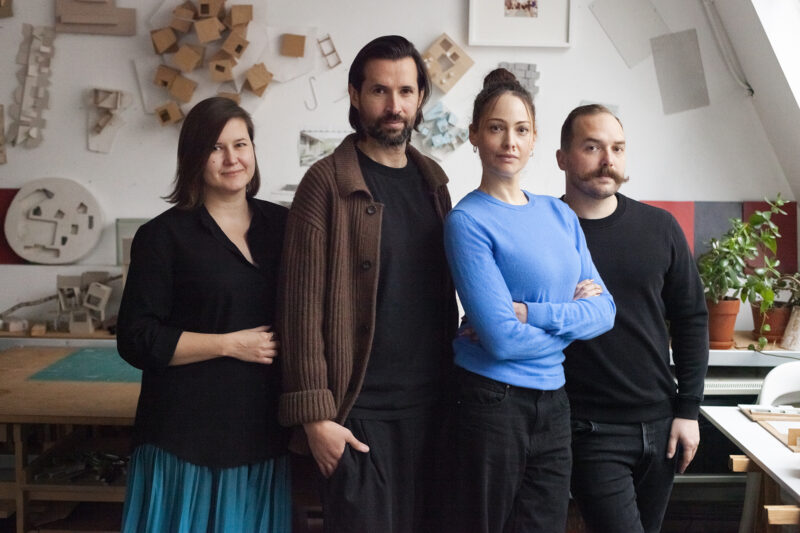 Zespół autorski Inauguracja wystawy „Lary i penaty. O budowaniu poczucia bezpieczeństwa w architekturze” w Pawilonie Polskim na Biennale Architektury 2025