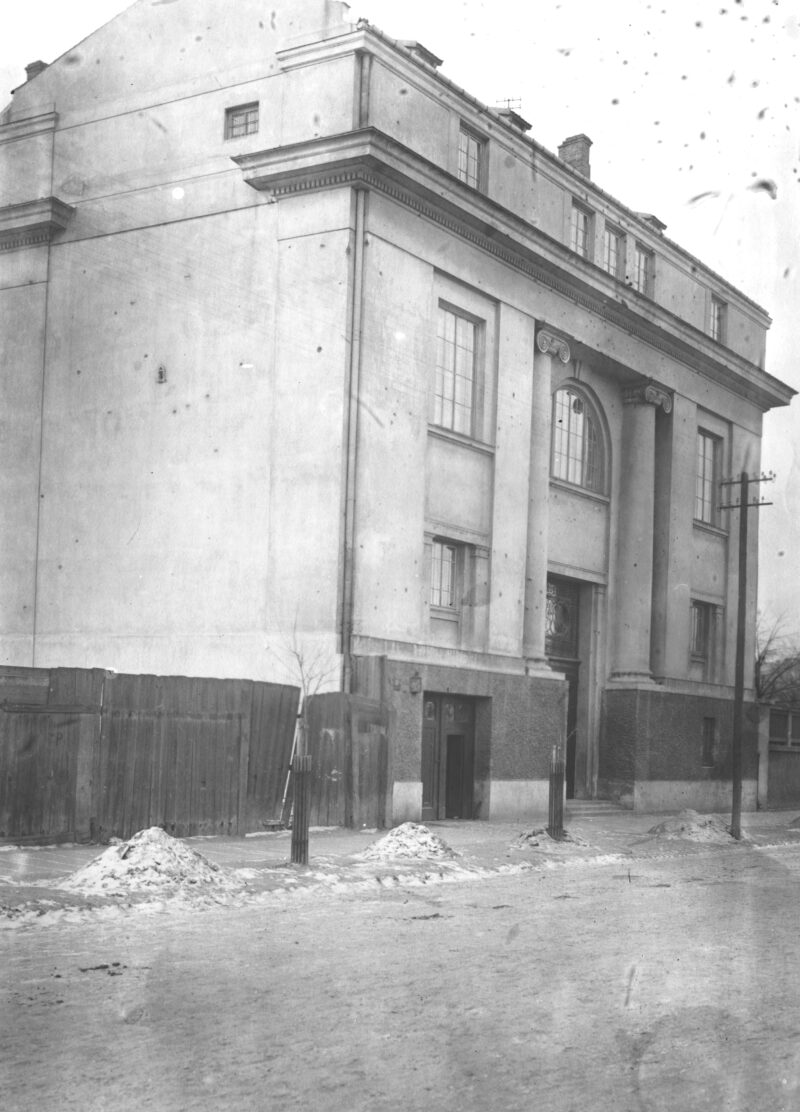 3_1_0_10_3407_1_1_236252 Widok zewnętrzny budynku przy ul. Wybrzeże Kościuszkowskie 37. Z lewej ogrodzona parcela pod nr 35, Szkoła Sztuk Pięknych w Warszawie, 1925 - 1932 r.