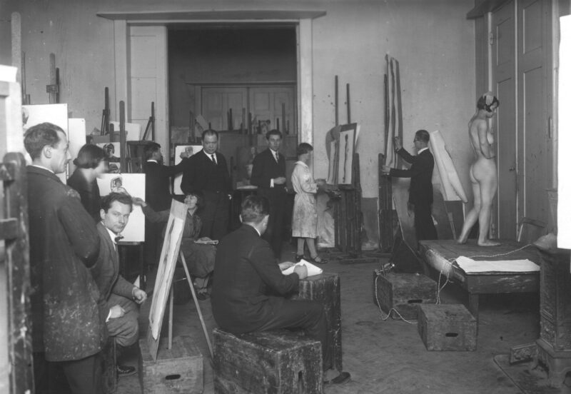 3_1_0_10_3407_2_1_236261 Profesor Władysław Skoczylas ze studentami podczas zajęć z rysunku. Z prawej modelka oświetlona reflektorem, Szkoła Sztuk Pięknych w Warszawie, 1925 - 1932 r.