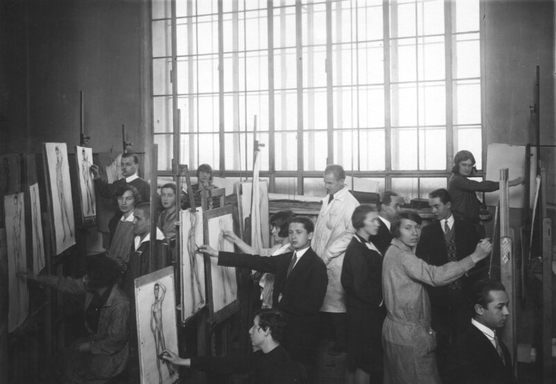 3_1_0_10_3407_3_1_236276 Uczniowie podczas zajęć w pracowni malarstwa, Szkoła Sztuk Pięknych w Warszawie, 1925 - 1932 r.