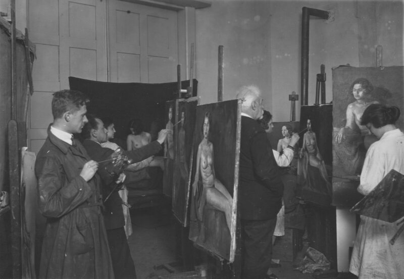 3_1_0_10_3407_4_1_236282 Profesor Miłosz Kotarbiński podczas zajęć ze studentami w pracowni malarstwa, Szkoła Sztuk Pięknych w Warszawie, 1925 - 1932 r.