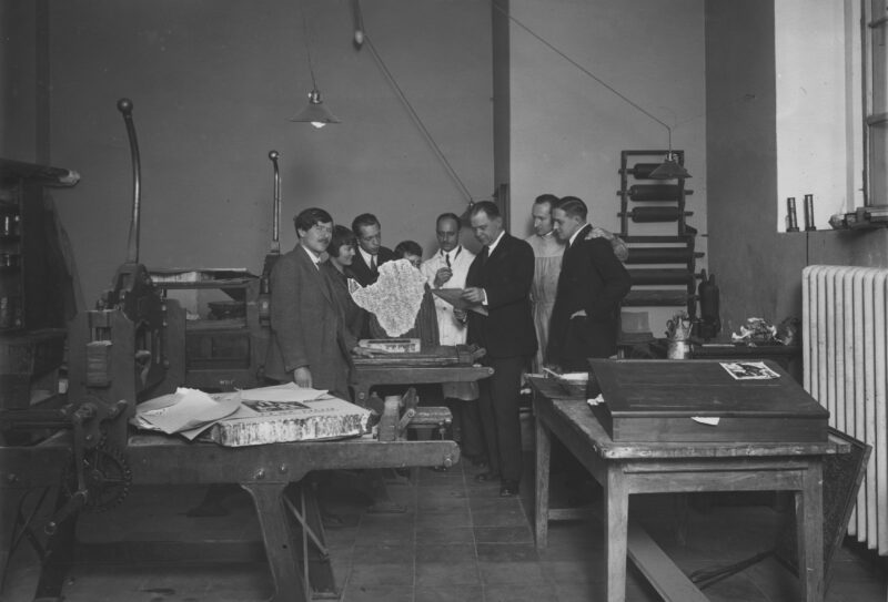 3_1_0_10_3407_6_1_236286 Profesor Władysław Skoczylas podczas zajęć z grafiki. Widoczne maszyny drukarskie, m.in. prasy litograficzne, Szkoła Sztuk Pięknych w Warszawie, 1925 - 1932 r.