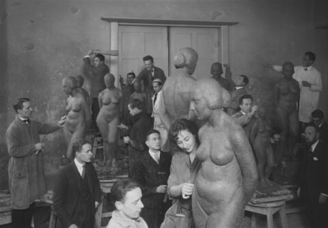 Profesor Tadeusz Breyer (z prawej) podczas zajęć ze studentami w pracowni rzeźby, Szkoła Sztuk Pięknych w Warszawie, 1925-1932 r.