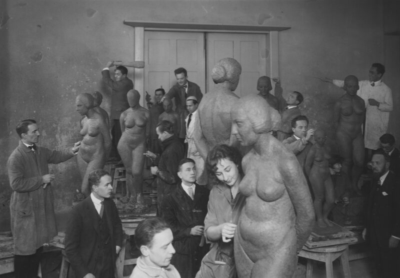 3_1_0_10_3407_7_1_236291 Profesor Tadeusz Breyer (z prawej) podczas zajęć ze studentami w pracowni rzeźby, Szkoła Sztuk Pięknych w Warszawie, 1925-1932 r.