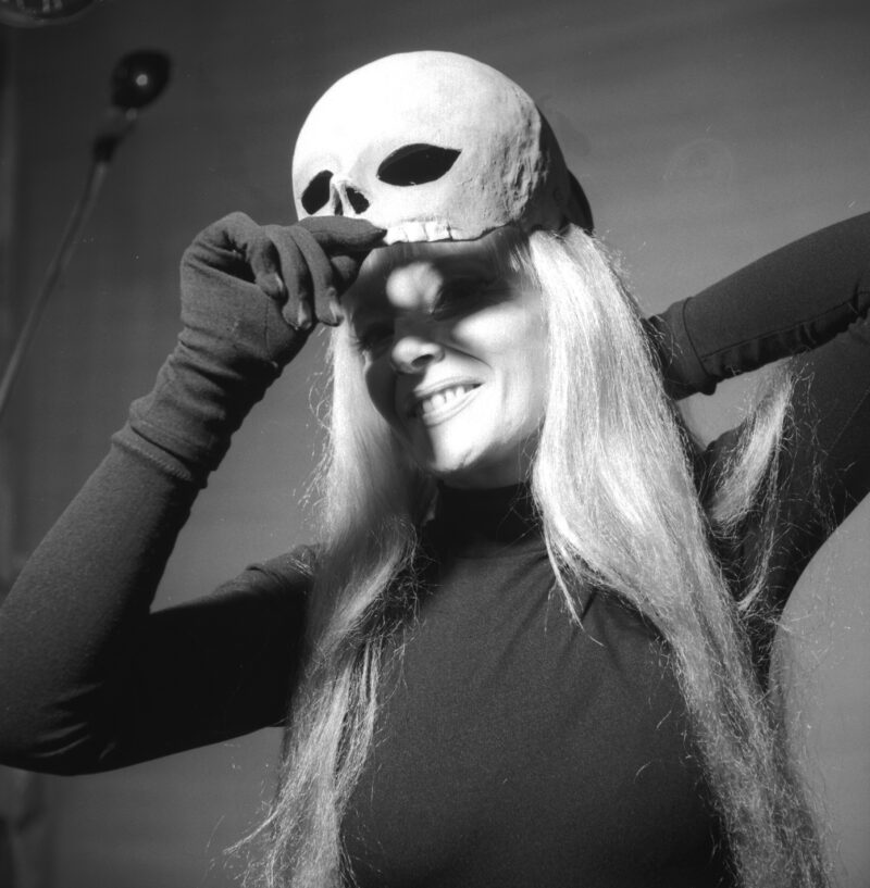 Aleksandra Śląska jako Śmierć w sztuce "Śmierć na gruszy" Witolda Wandurskiego reżyseria: Józef Szajna adaptacja: Jerzy Broszkiewicz; Teodor Mierzeja scenografia: Daniel Mróz asystent reżysera: Edmund Pietryk, Teatr Ateneum w Warszawie, 1966 r.