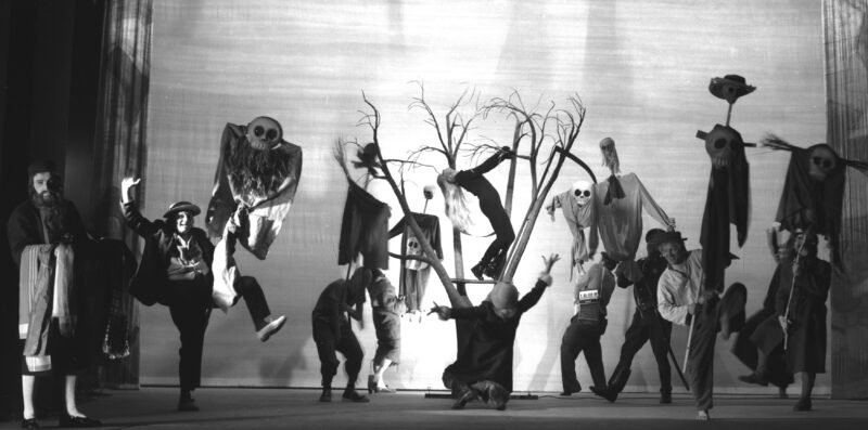 Sztuka "Śmierć na gruszy" Witolda Wandurskiego reżyseria: Józef Szajna adaptacja: Jerzy Broszkiewicz; Teodor Mierzeja scenografia: Daniel Mróz asystent reżysera: Edmund Pietryk, Teatr Ateneum w Warszawie, 1966 r.