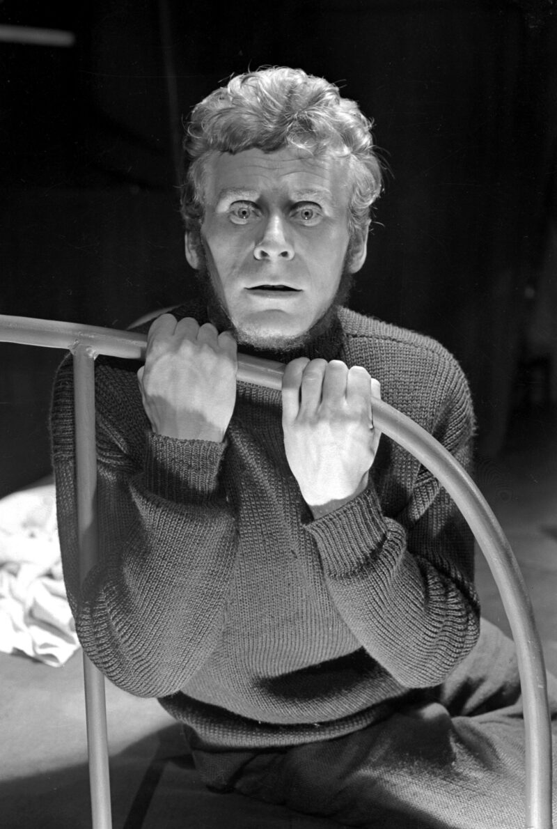 Fragment sztuki "Wariat i zakonnica" Stanisława Ignacego Witkiewicza w reżyserii Wandy Laskowskiej, scenografia Józefa Szajny, Teatr Dramatyczny w Warszawie, 1959 r.