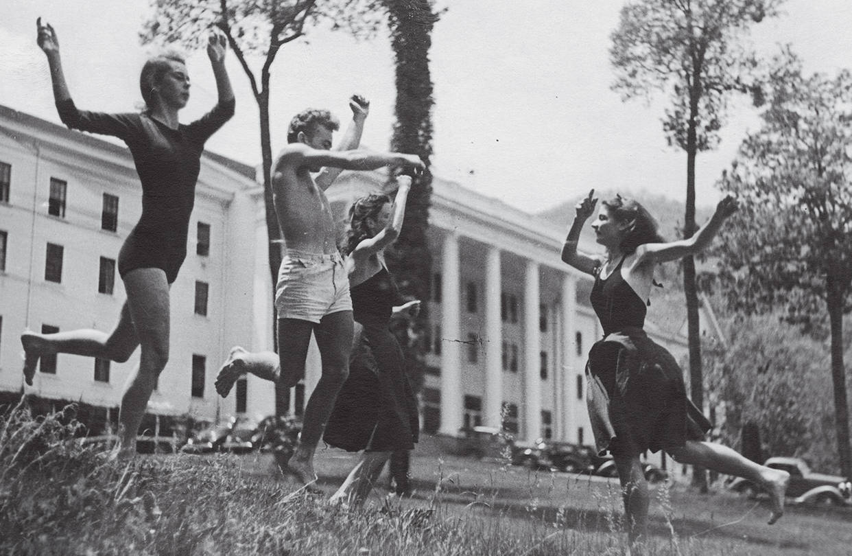 BN-KL599_1015_a_GR_20150923173414 Black Mountain College Inspirujący klimat starych murów