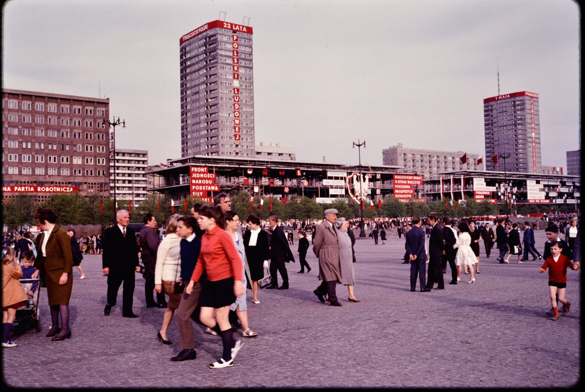 Ówczesna majówka na Placu Defilad. W tle budowa Ściany Wschodniej. Warszawa, lata 60.