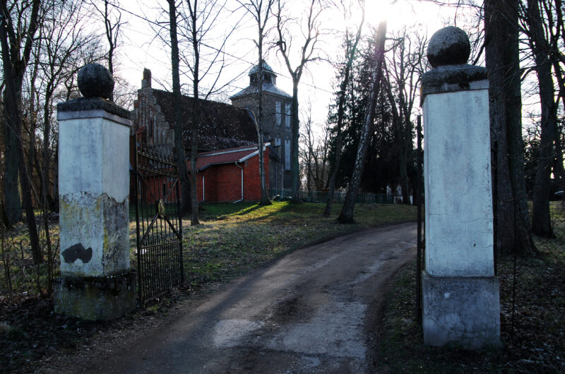 DSC_8411 brama wjazdowa___OBR Dylewo – dzieło totalne