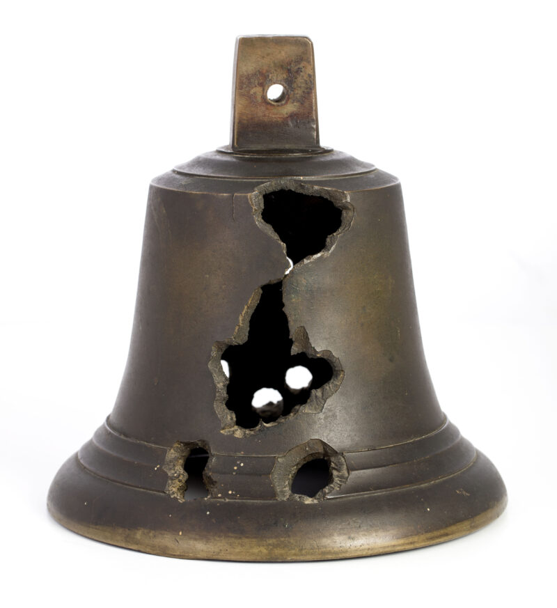 Dzwon z kaplicy cmentarnej; muzea_malopolska_pl Dzwon z kaplicy cmentarnej używany przed 1910 r. podczas nabożeństw pogrzebowych lub innych uroczystości upamiętniających zmarłych. Uszkodzenia powstały w czasie I wojny światowej w Gorlicach