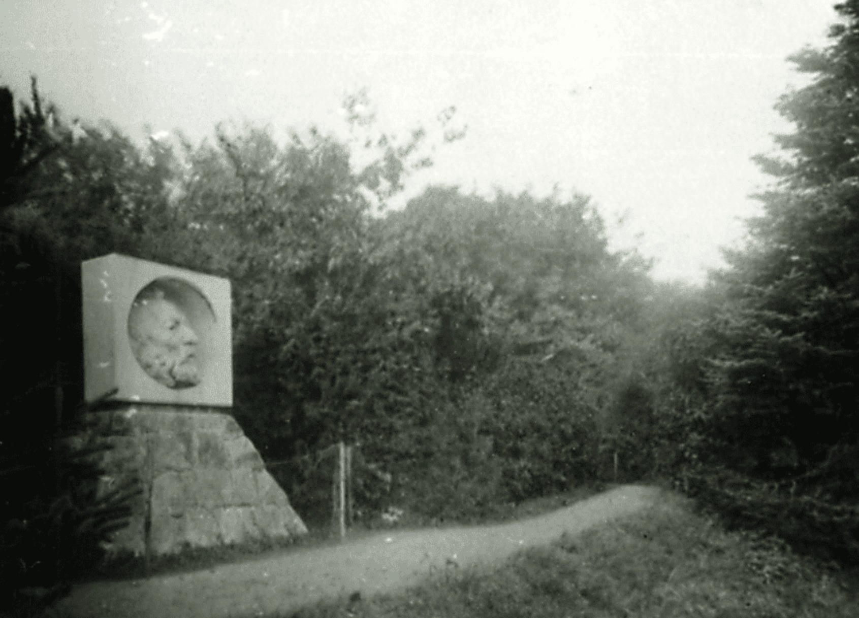 efwffrefe__OBR "Głowa ogrodnika", rzeźba przedstawiająca twórcę ogrodu Johann Larass (autorstwa Adolfo Wildta). Park w ówczesnym majątku rodziny von Rose w Döhlau (dzisiejsze Dylewo)