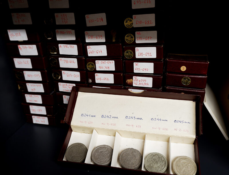 fragment kolekcji (2)__OBR Fragment kolekcji pastylek ze zbiorów Muzeum Porcelany w Wałbrzychu