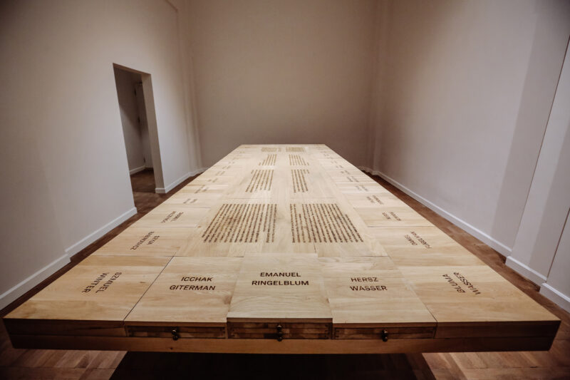 LR7A3092___Zmniejszone Symboliczny stół Oneg Szabat, fragment wystawy stałej w ŻIH