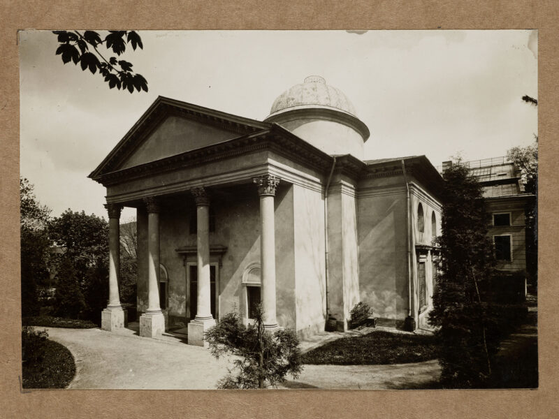 Lwów (Lviv, Ukraina). Biblioteka Ossolineum (były kościół karmelitanek) - widok na copy__OBR Portyk biblioteki Ossolineum, Lwów