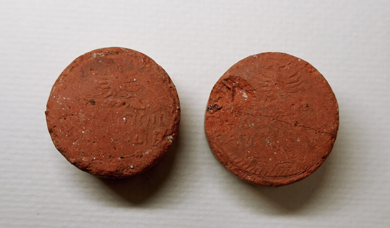 MWR 569 i MWR 570 - Złotoryja (1)___OBR Pastylki terra sigillata Godtbergensis (Złotoryja) ze zbiorów Muzeum Porcelany w Wałbrzychu