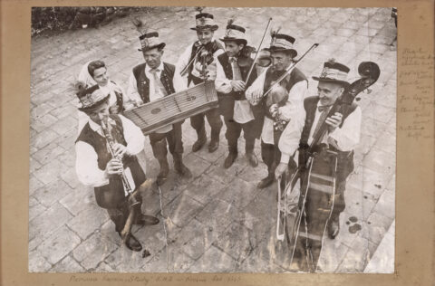 Pamiątkowa fotografia - kapela "Stachy". Krosno, 1965 r.