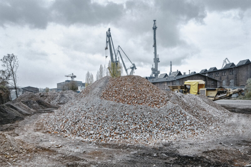 Szlaga Shipyard. Documents off loss. Z budynku RN z początku XX w., biura projektowo-konstrukcyjnego 141B, pozostał tylko gruz, 2012 r.