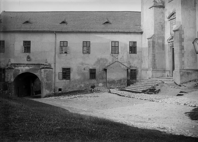 TYNIEC - kościół i klasztor Benedyktynów, fragment dziedzińca Dziedziniec klasztoru oo. Benedyktynów w Tyńcu, przed 1901 r.