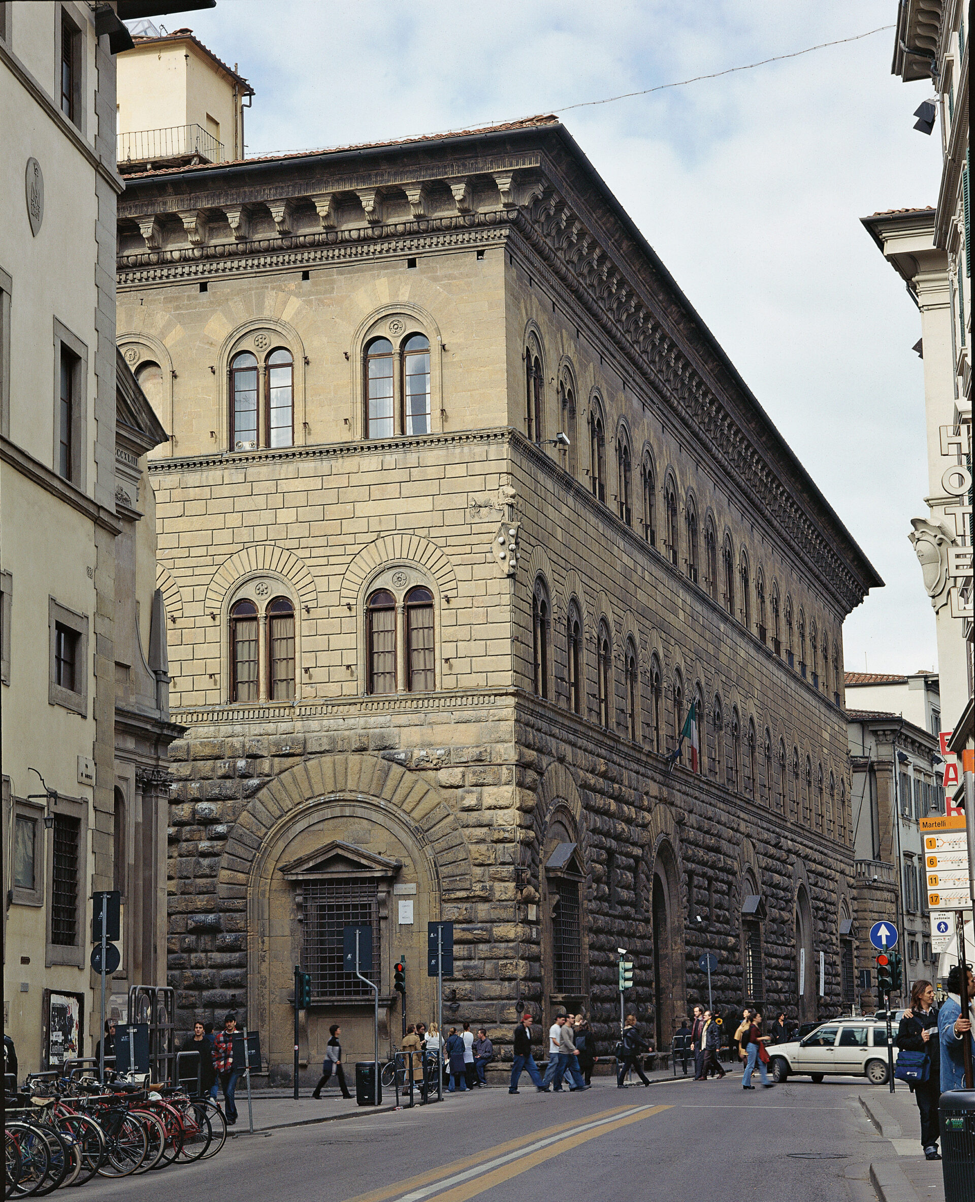 Italia, Tuscany, Florence, Palazzo Medici Riccardi. Detail. Foreshortened view of the facade characterized by different types of rustications (rough and smooth) and double lancet windows. On the ground floor, the rustication is rough, then it becomes Swego nie znacie, odc. 7