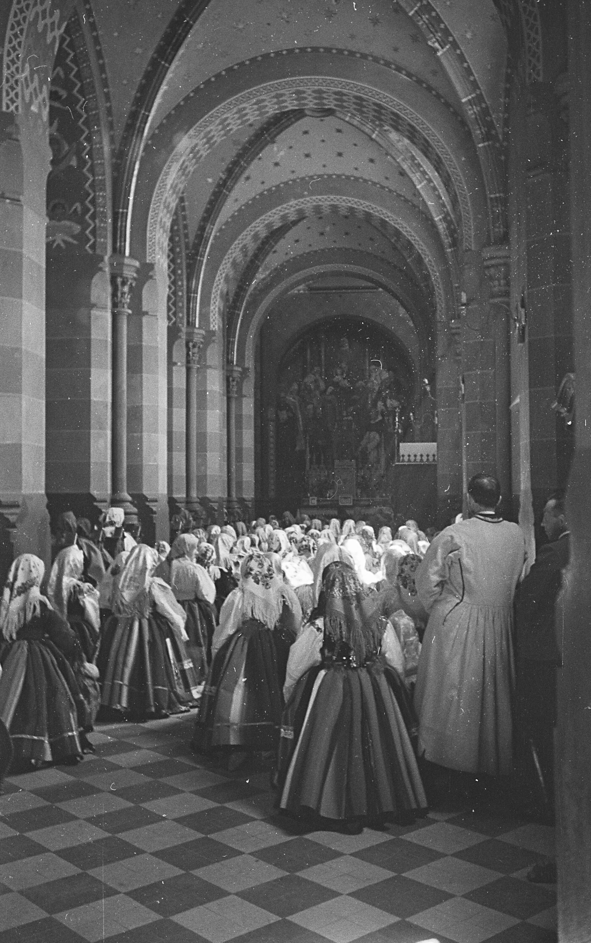 3_131_0_-_605_27368805__OBR Kościół w Złakowie, lata 30 dwudziestego wieku. Ludzie na mszy w strojach tradycyjnych.