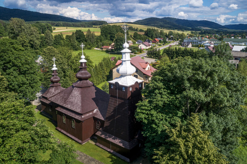 Cerkiew w w Brunarach Wyżnych ukazana z lotu ptaka.