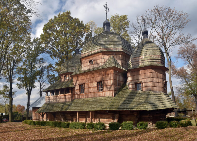 Cerkiew w Chotyńcu z trzema kopułami w stylu bojkowskim, pokryta gontem. Posiada zaokrąglone dachy, na zwieńczeniu posiadają krzyże.