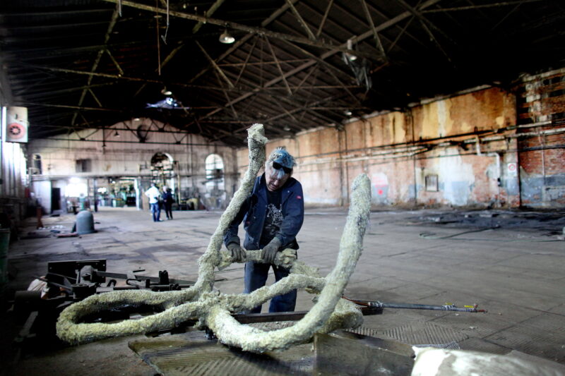 Przygotowania do wystawy "Pamięć pracy" w ramach festiwalu "Industriada". Dawna walcownia huty cynku, Katowice, maj 2013 r.