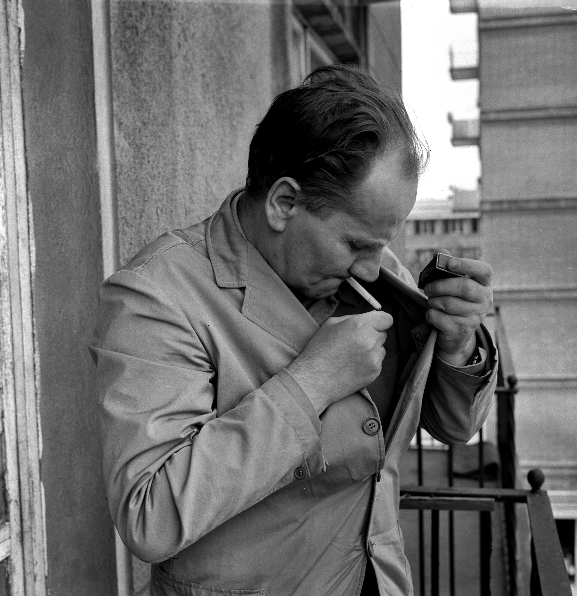 Miron Białoszewski na balkonie swojego mieszkania na "Chamowie", kwiecień 1974 r.