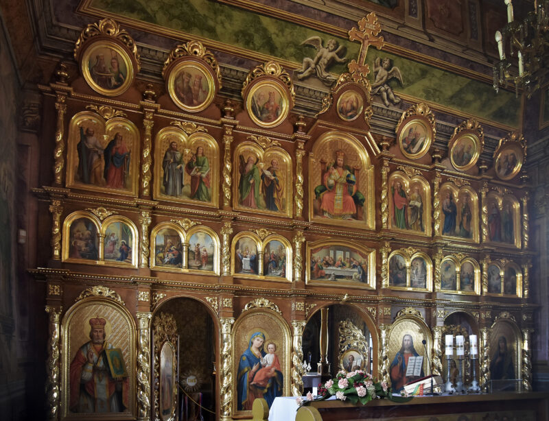 Cerkiew w Kwiatoniu. Ścianę ozdabia imponujący ikonostas.