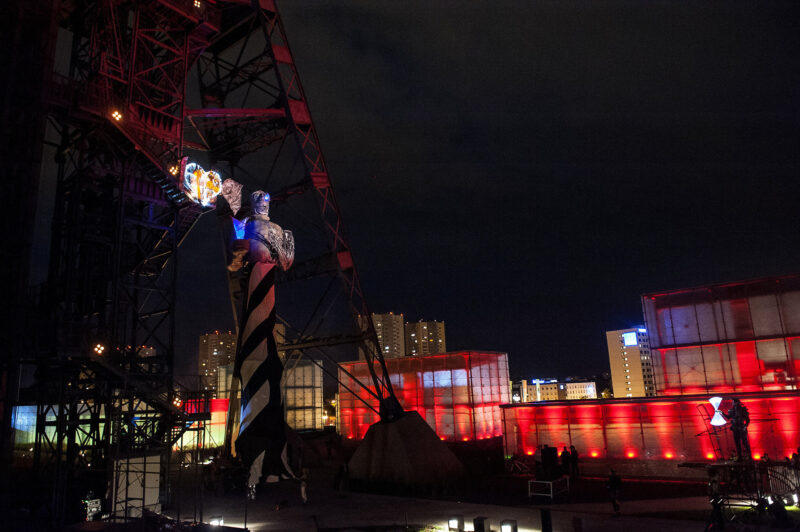 Festiwal "Industriada", spektakl plenoerowy na zakończenie imprezy. Katowice, Muzeum Śląskie, czerwiec 2019 r.